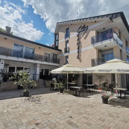 City Apartman Haz Balatonlelle Buitenkant foto