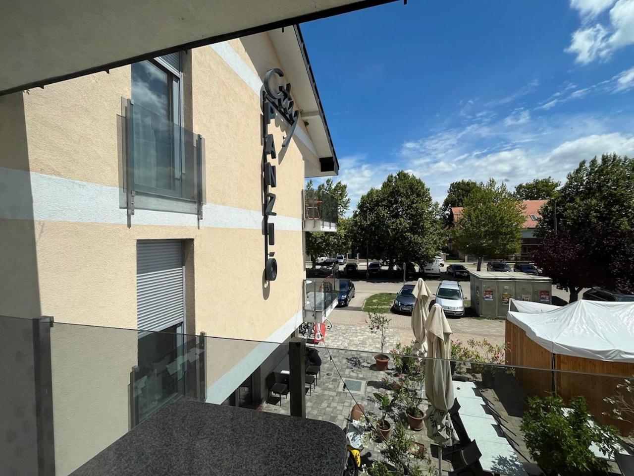 City Apartman Haz Balatonlelle Buitenkant foto