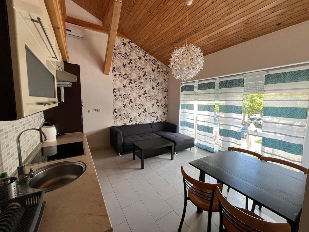 City Apartman Haz Balatonlelle Buitenkant foto