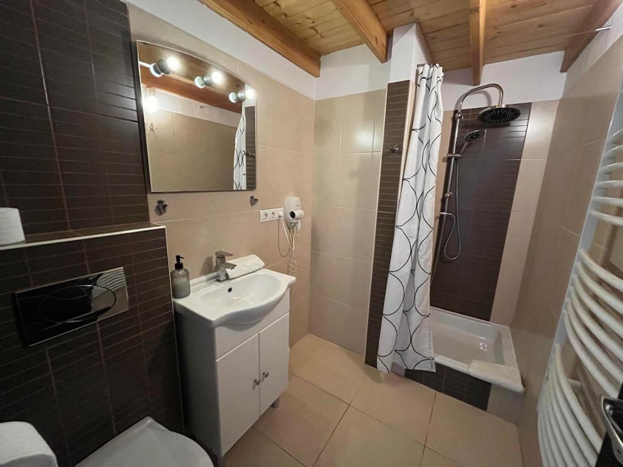 City Apartman Haz Balatonlelle Buitenkant foto