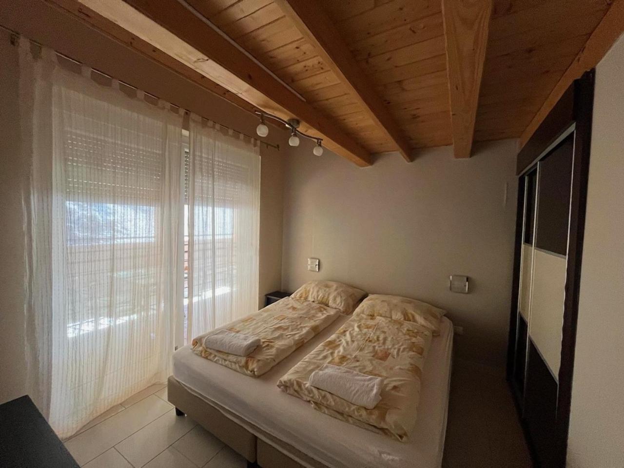 City Apartman Haz Balatonlelle Buitenkant foto