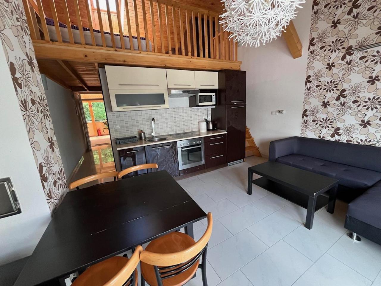 City Apartman Haz Balatonlelle Buitenkant foto
