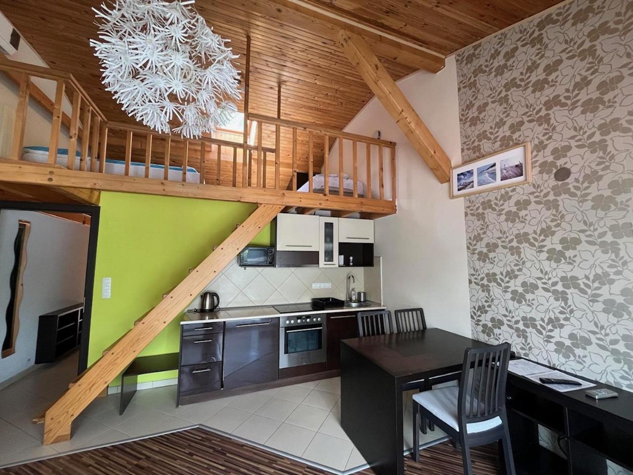 City Apartman Haz Balatonlelle Buitenkant foto