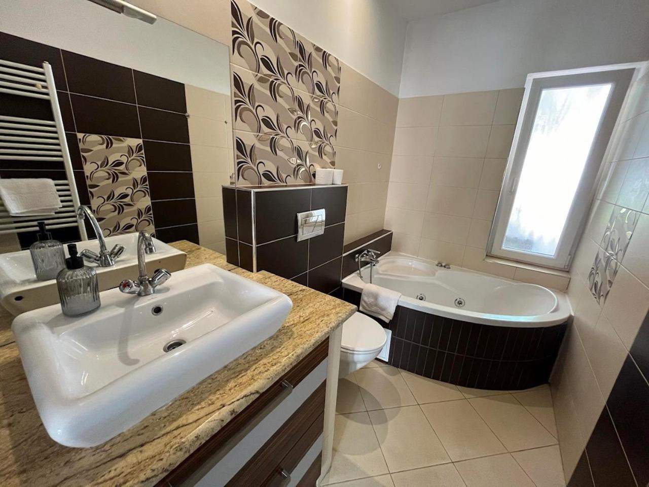 City Apartman Haz Balatonlelle Buitenkant foto